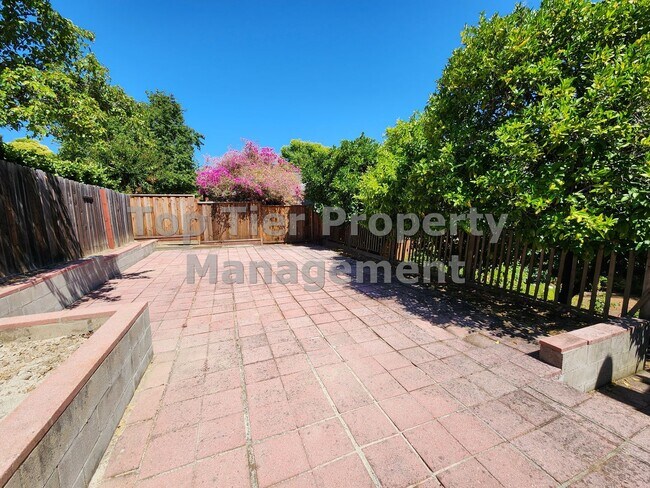 Building Photo - Beautiful 3-bedroom, 2-bathroom home locat...