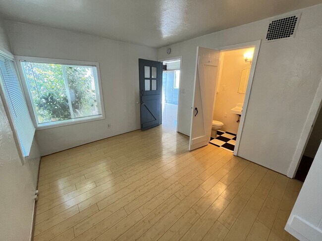 Building Photo - 330-332 Panoramic Way