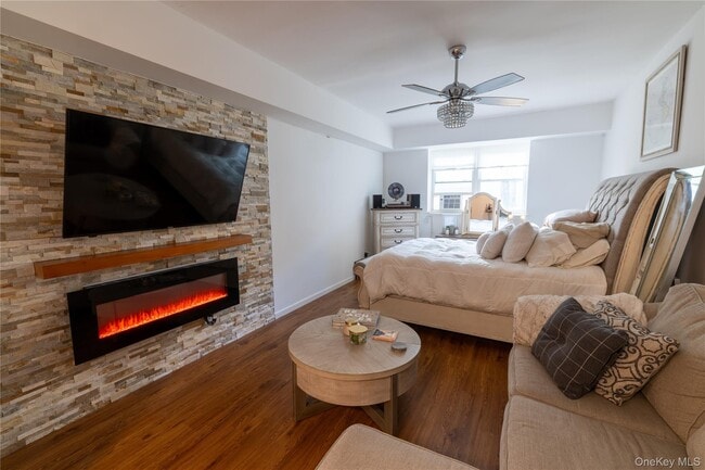 Building Photo - 5-25 Beach 138th St