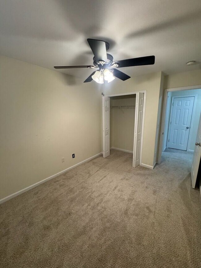 Building Photo - Highly desired end unit in the community of Waterstone!