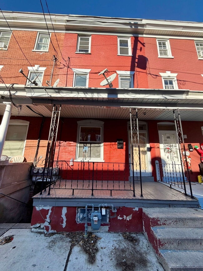 Building Photo - 631 E Madison St