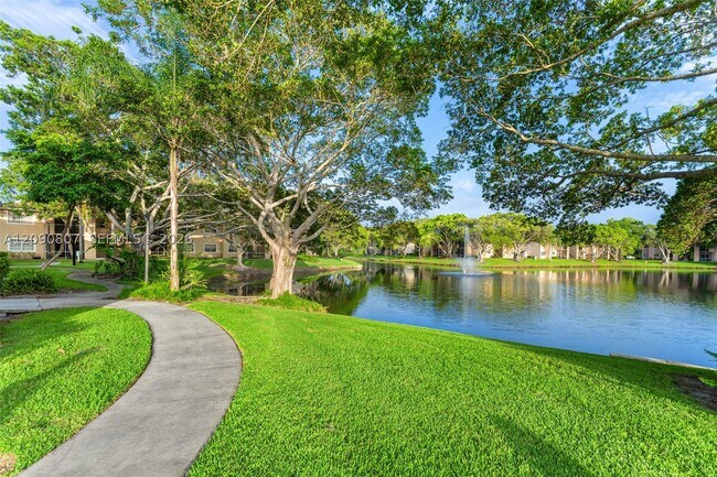 Building Photo - 680 Cypress Club Way
