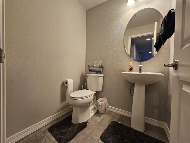 Building Photo - Beautiful 5-bedroom, 5-bathroom home in the desirable Banning Lewis Ranch community!
