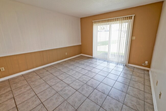 Building Photo - 2325 W Pensacola St