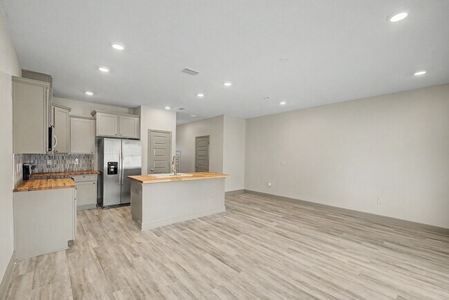 Building Photo - 9055 Golden Eye Dr