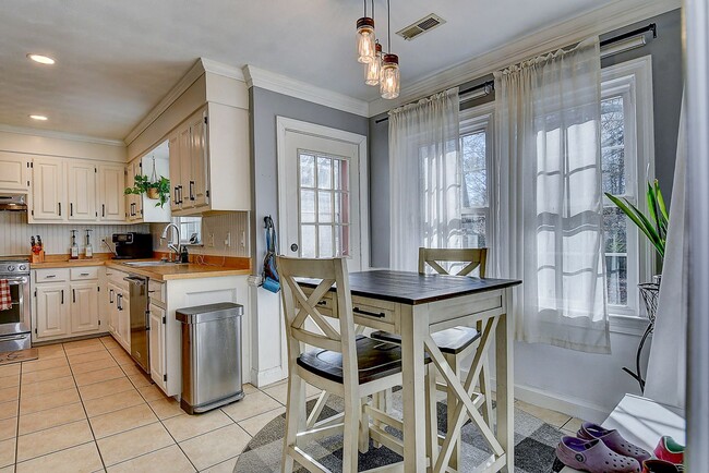 Building Photo - Spacious Ranch in Hickory