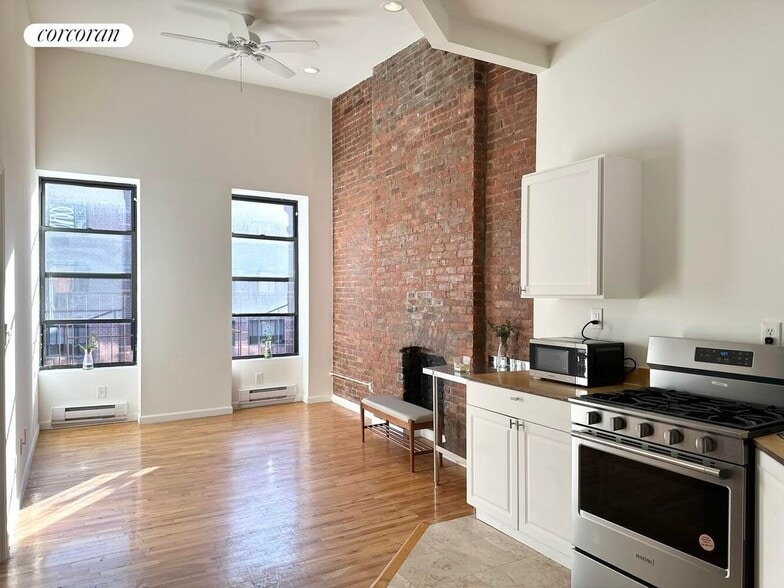 Primary Photo - 215 E 118th St