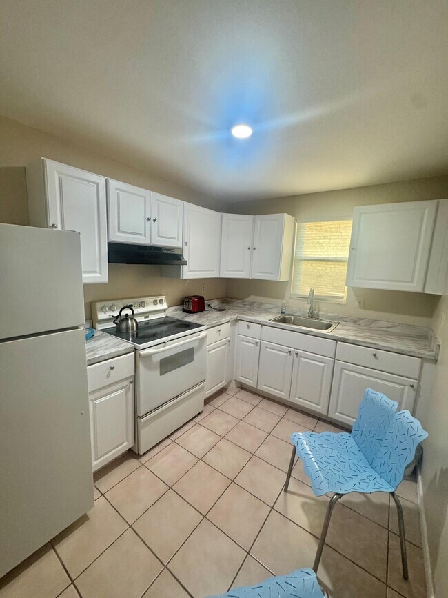 Building Photo - 500 Davis Rd