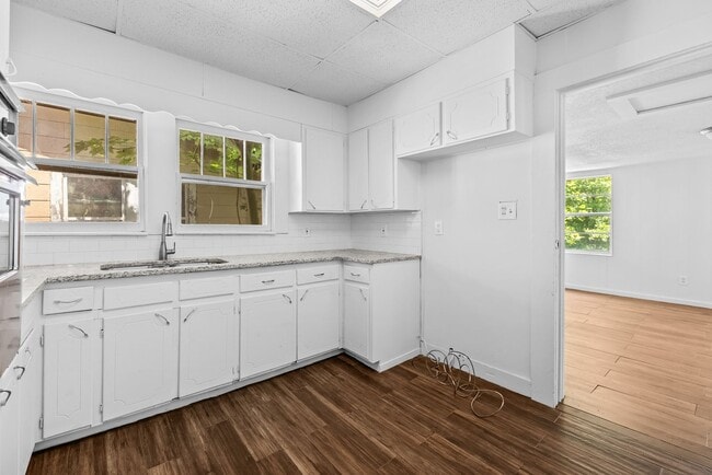 Building Photo - Spacious beautiful 5-bedroom 2 bath home