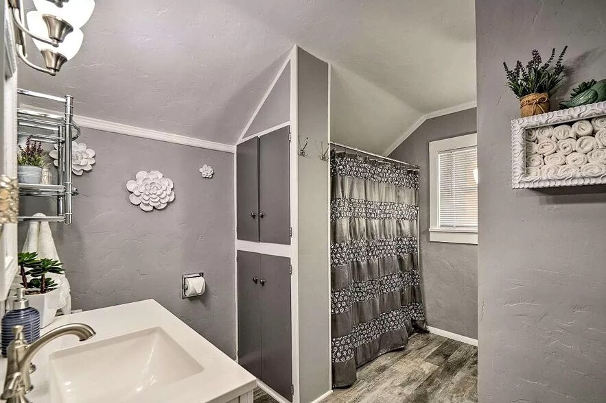 Building Photo - 325 W Spring St