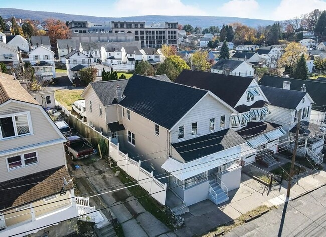 Building Photo - 260 S Hancock St