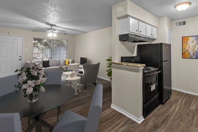 Kitchen and Dinning - Buena Onda on The Hill