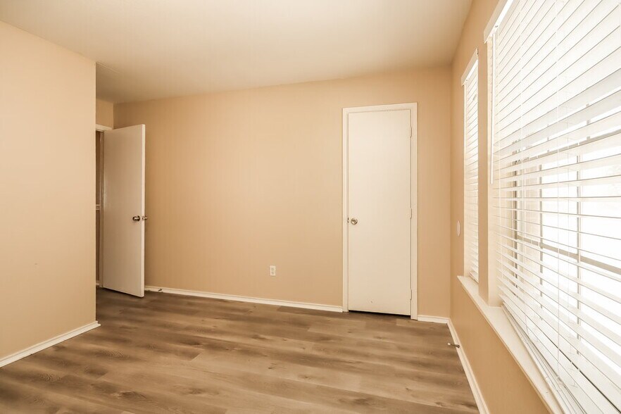 Building Photo - 2610 Heather Knoll Dr