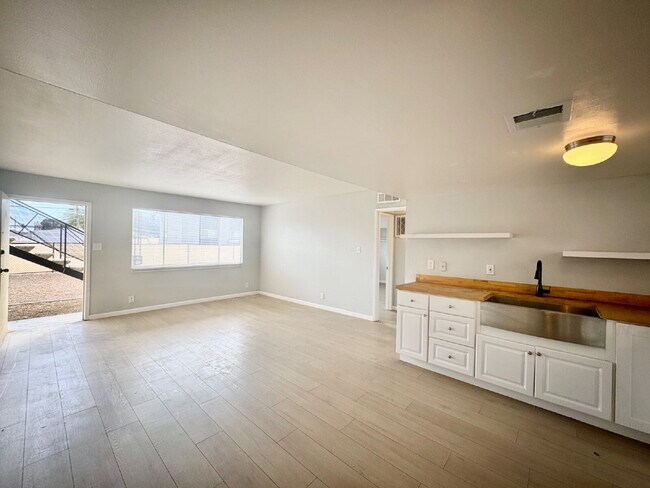 Building Photo - 922 N 1st St