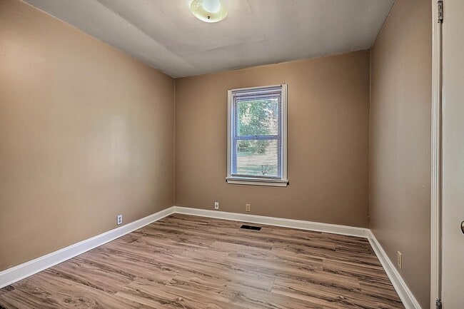 Building Photo - 3 Bedroom / 1 Bath Home
