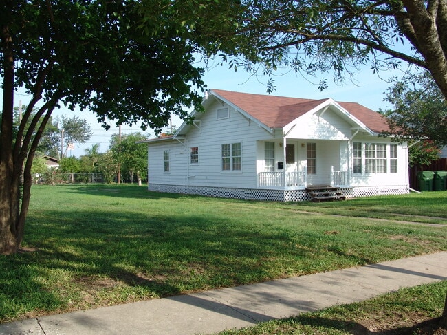 Large Yard, Quiet Neighbors - 559 S Fannin St