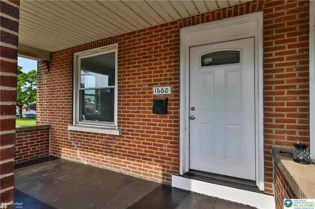 Building Photo - 1660 Main St