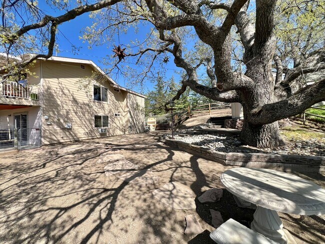 Building Photo - 27030 Oakflat Dr