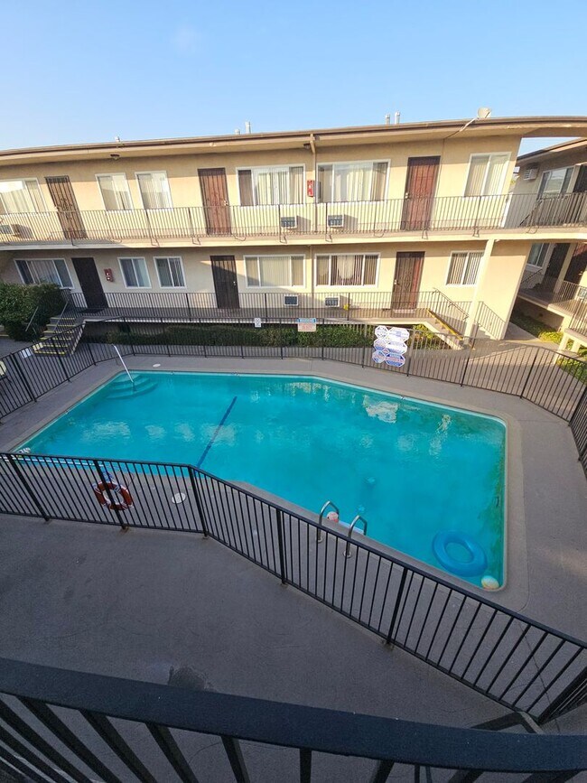 Building Photo - Newly Renovated Unit