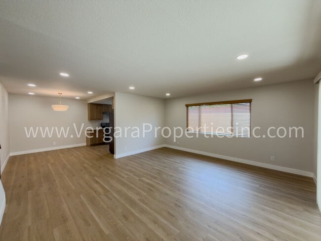 Building Photo - 1136 Gian Dr