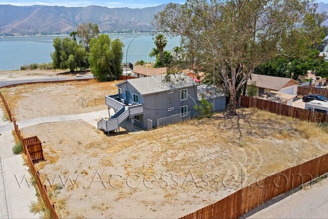 Building Photo - Charming Downstairs 2 Bed/1 Bath Unit With...