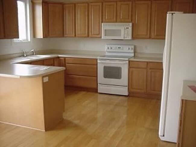 Building Photo - Blacksburg, 3 BR / 2.5 BA Available August 14