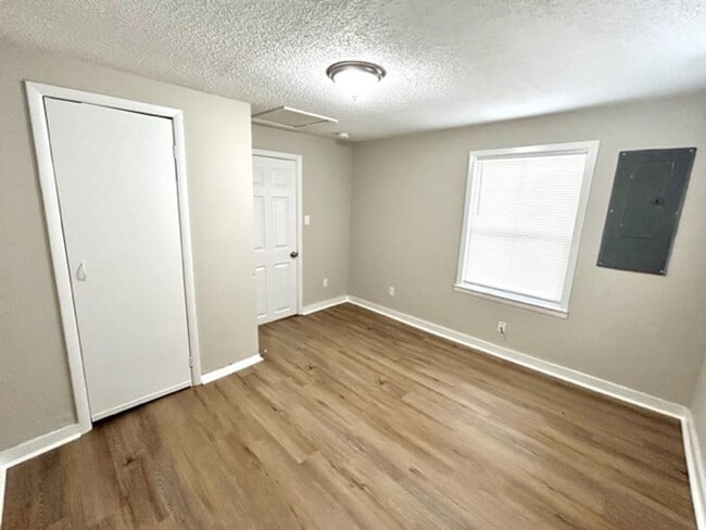 Building Photo - CUTE TWO BEDROOM/ONE BATH BUNGALOW!