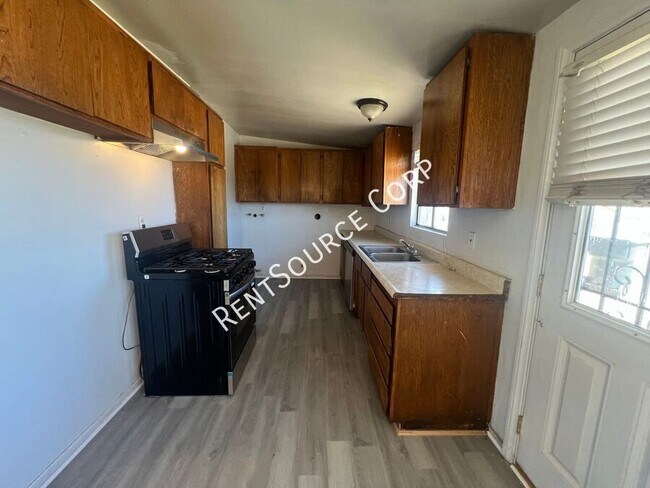 Building Photo - 1379 Riverside Dr