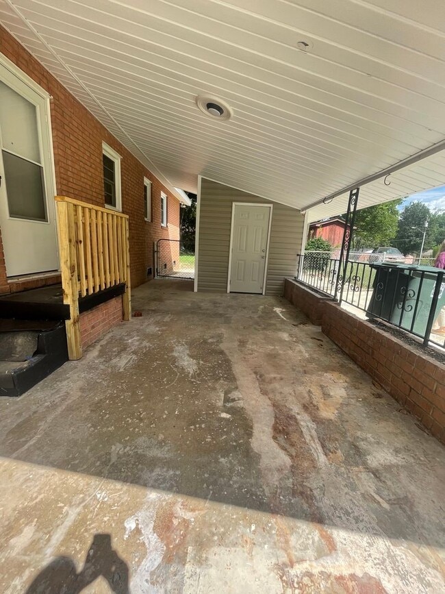 Building Photo - Adorable 3 Bedroom with Updates