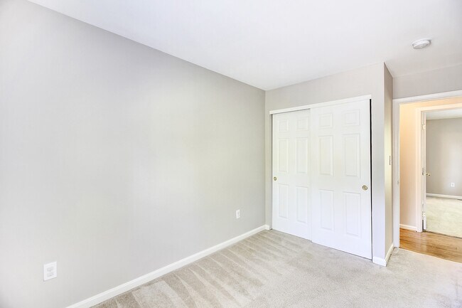 Building Photo - FENCED IN YARD!!!  Beautiful 4/3 UPDATED SF Home in Gaithersburg