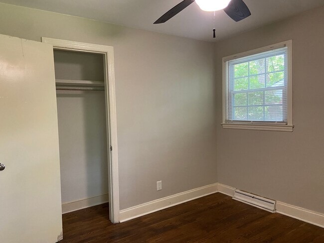Building Photo - 3 Bedroom, 1.5 Bathroom House in Greensboro!