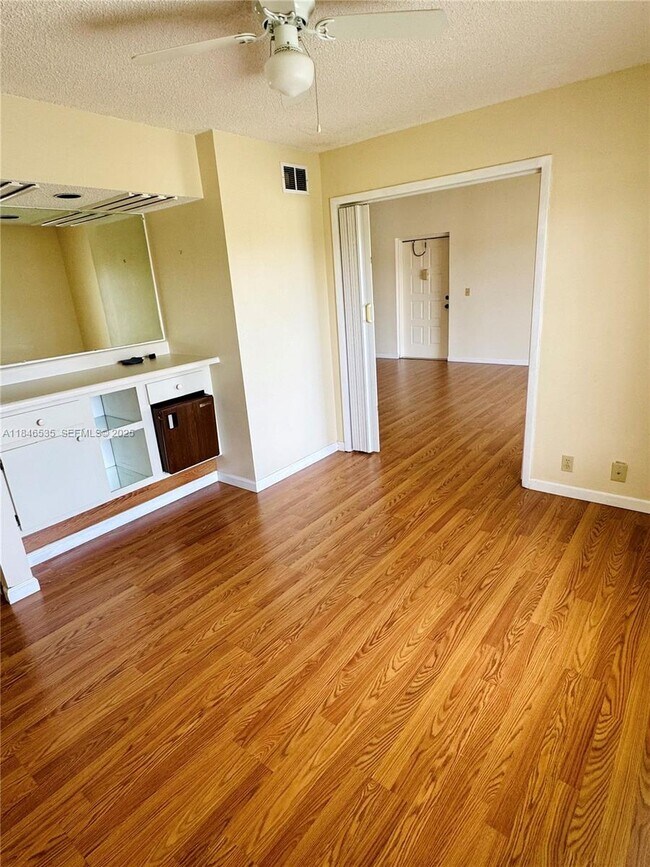 Building Photo - 806 Sky Pine Way