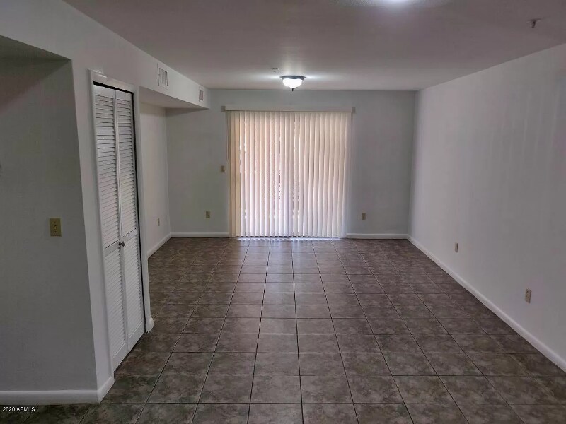 Building Photo - 1005 E 8th St