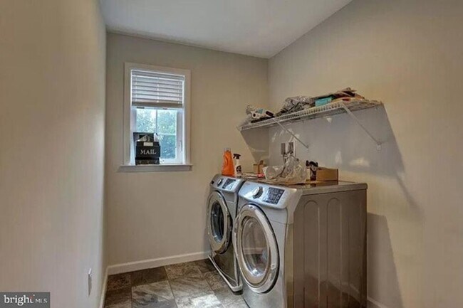 Building Photo - 613 Line Rd