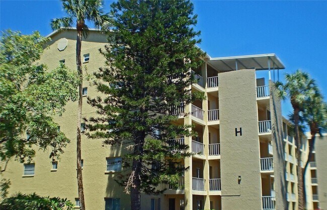 Building Photo - 3739 Lake Bayshore Dr