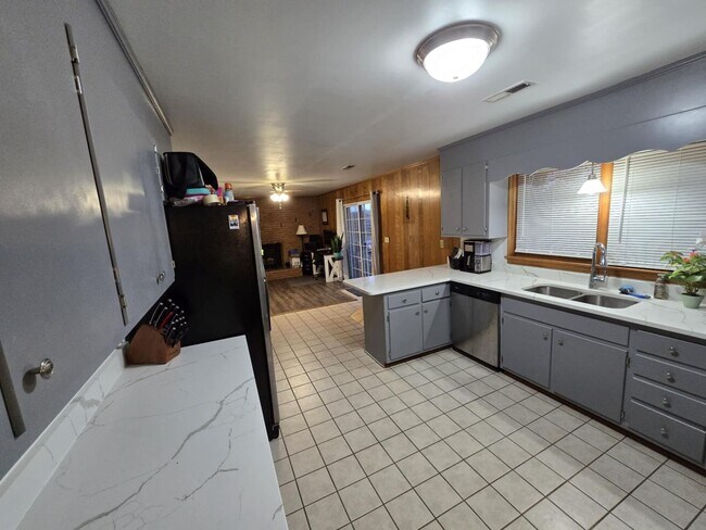 Building Photo - Christiansburg, 3 BR / 2.5 BA, Available A...