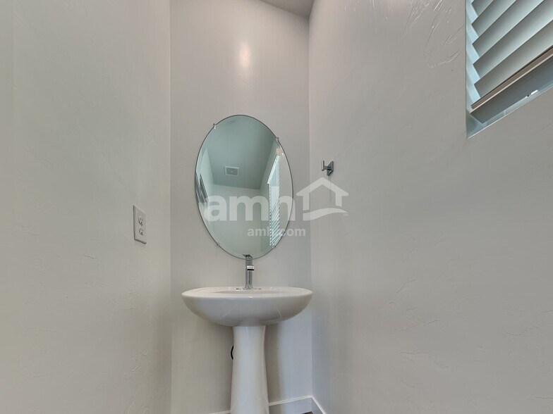 Building Photo - 6537 E Paseo Alga