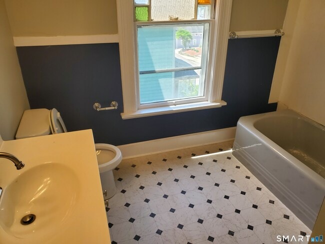 Building Photo - 31 Bellevue St