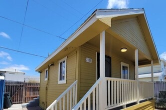 Building Photo - RARE STUDIO COTTAGE! Detached Cottage in B...