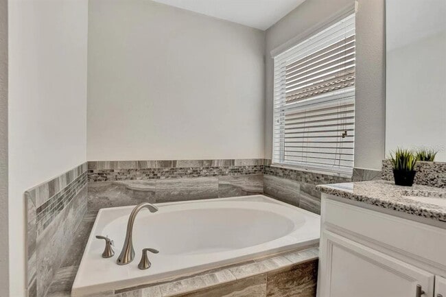 Building Photo - 4769 Kings Castle Cir