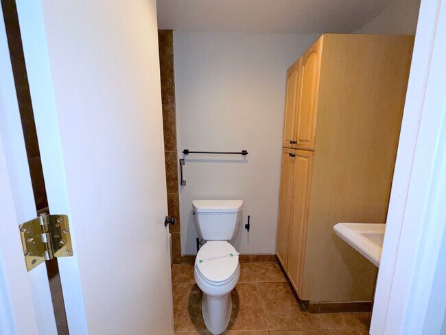 Building Photo - Reno Highrise Condo - Mountain & City Views