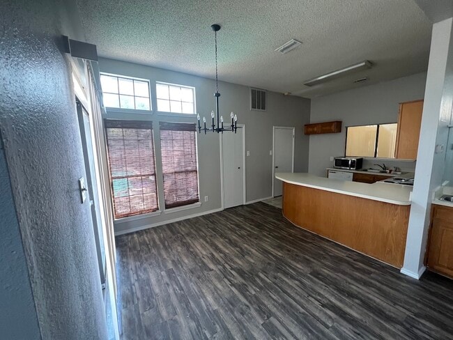 Building Photo - 906 Teakwood Ln