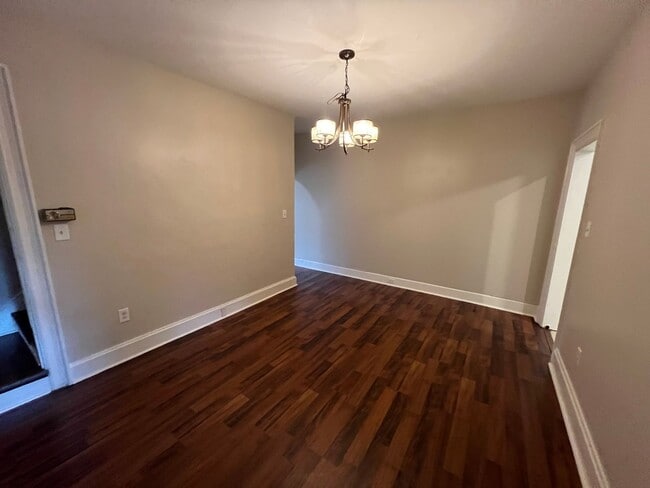 Building Photo - HUGE 3-Bedroom home in Bellevue!