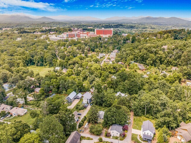 Building Photo - Asheville Rental!
