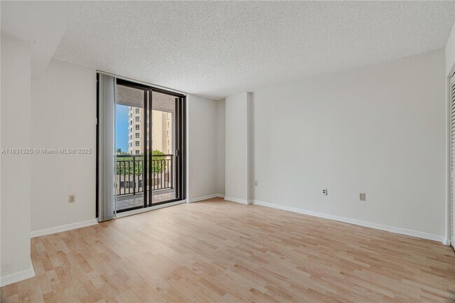 Building Photo - 540 Brickell Key Dr