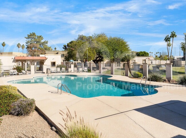 Building Photo - 928 E Diamond Dr