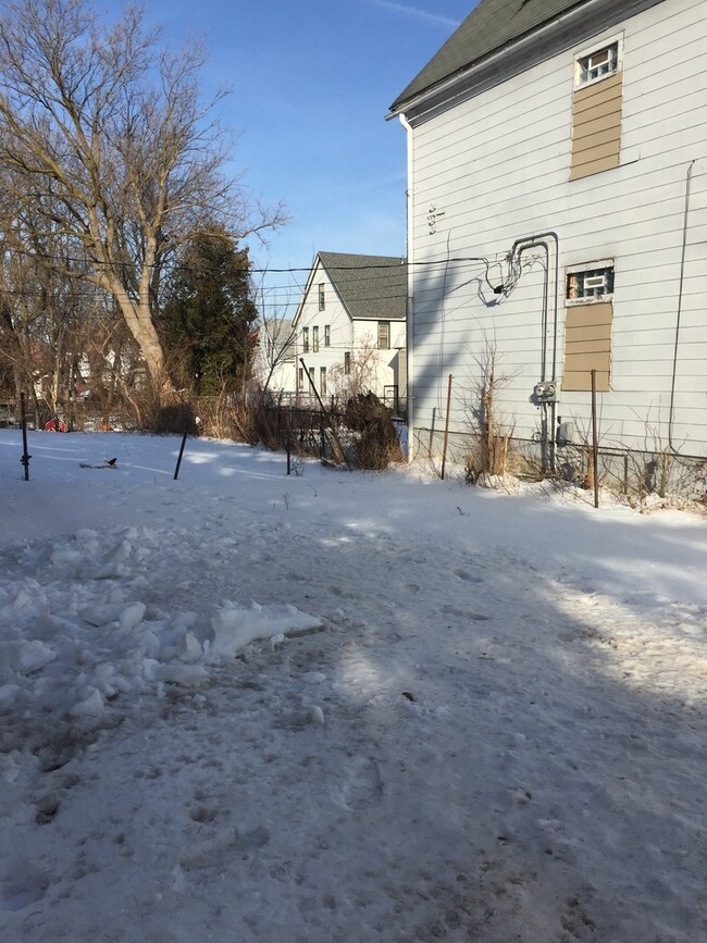 Building Photo - 2 Bedroom Single Family Home