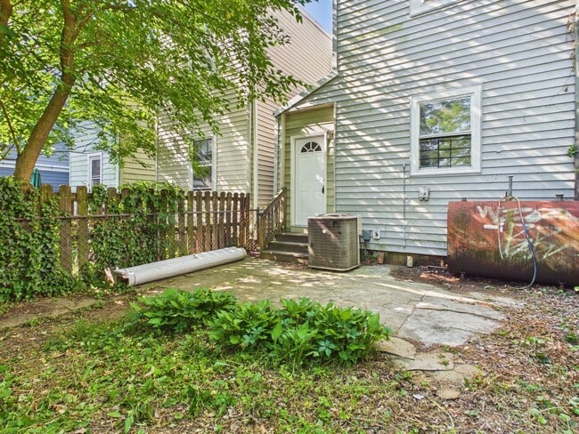 Building Photo - 2108 W Cary St