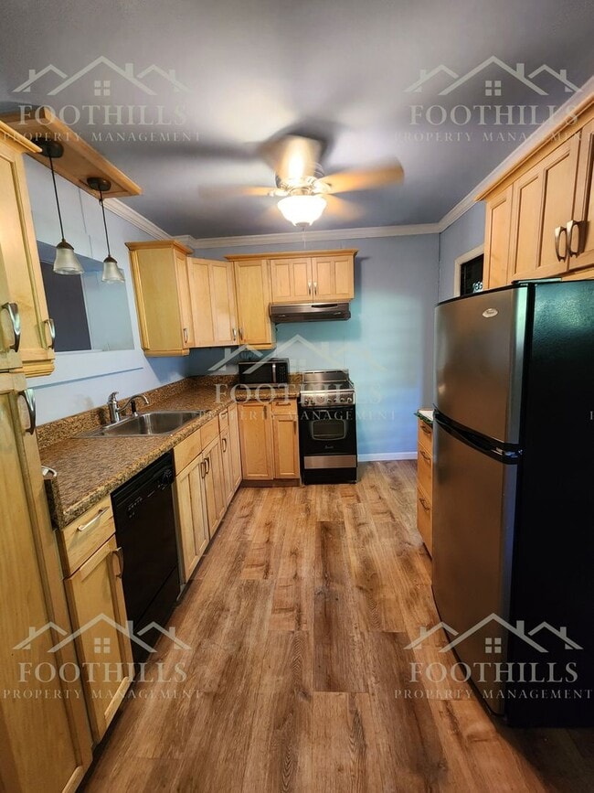 Building Photo - Charming Lake Cottage 2 Bedroom/2 Bath