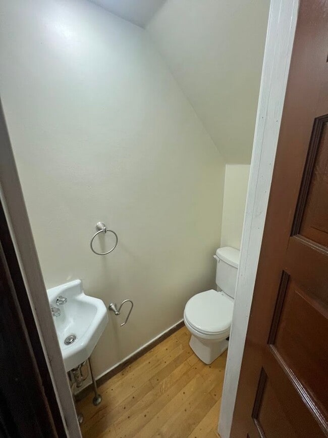 Building Photo - 5 Bed 2.5 Bath Single-Family Home